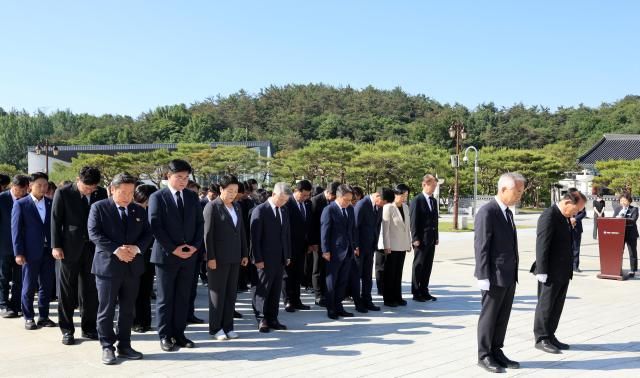 5일 오전 광주 북구 국립5ㆍ18민주묘지에서 더불어민주당 광주 선대위 구성원과 민주당 소속 선출직 공직자들이 대선 승리 기념 참배하고 있다사진연합뉴스