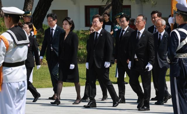 이재명 대통령과 김혜경 여사가 4일 서울 동작구 국립서울현충원에서 더불어민주당 선대위 지도부와 함께 현충탑 참배를 위해 이동하고 있다 202564 사진대통령실통신사진기자단