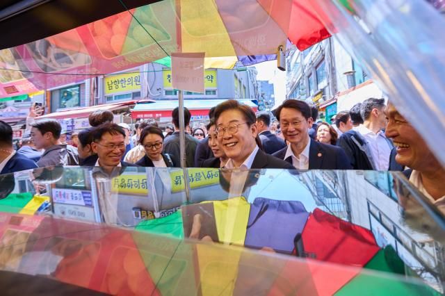 김혜경 여사가 6일 서울 동작구 남성시장을 방문해 한 매장 앞에서 대화하고 있다 202566 대통령실 제공 재판매 및 DB 금지