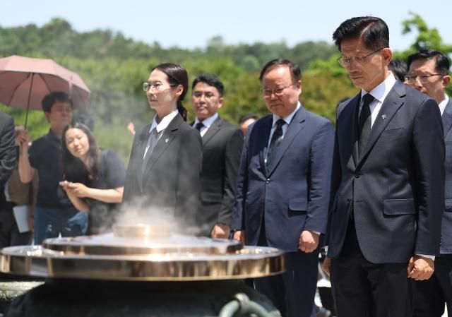 김문수 전 국민의힘 대선후보가 6일 서울 동작구 국립서울현충원을 찾아 참배하고 있다 사진연합뉴스