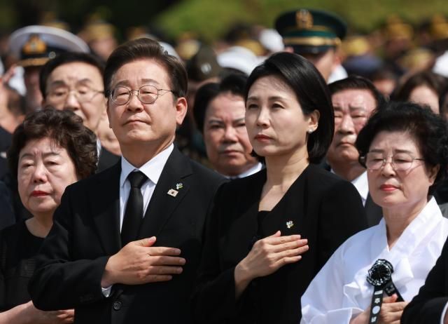 이재명 대통령과 김혜경 여사가 6일 서울 동작구 국립서울현충원에서 열린 70회 현충일 추념식에서 국기에 경례하고 있다사진연합뉴스