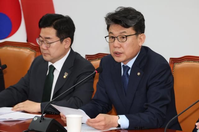 더불어민주당 진성준 정책위의장이 4월 24일 서울 여의도 국회에서 열린 정책조정회의에서 발언하고 있다사진연합뉴스