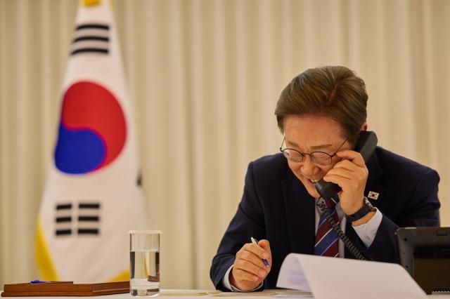 이재명 대통령이 6일 서울 한남동 관저에서 도널드 트럼프 미국 대통령과 전화 통화를 하고 있다 202566 사진연합뉴스
