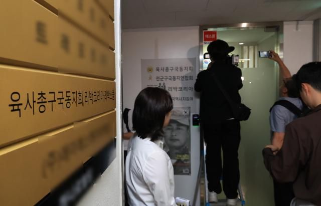 경찰이 댓글 조작 의혹을 받는 보수성향 단체 리박스쿨에 대해 강제 수사에 착수했다 사진은 4일 압수수색중인 서울 종로구 리박스쿨 사무실 앞에 몰린 취재진 사진연합뉴스