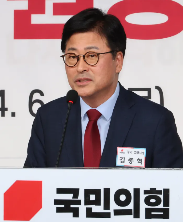 지난해 6월 27일 오후 서울 여의도 당사에서 열린 원외당협위원장협의회장 선출대회에서 단독후보로 나선 김종혁 당협위원장이 정견 발표를 하고 있다 사진연합뉴스