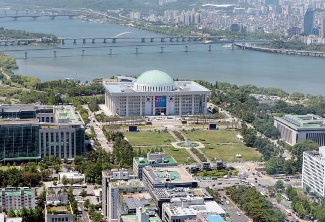 이재명 대통령이 공식 취임한 4일 서울 영등포구 여의도 국회의사당 입구 외벽에 제21대 대통령 취임 현수막이 설치돼 있다 사진연합뉴스