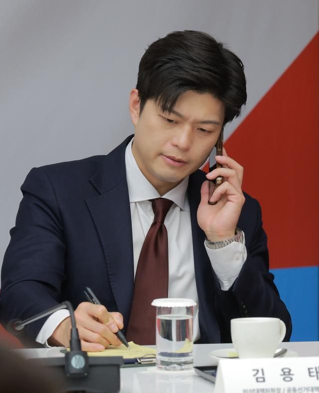 김용태 국민의힘 비상대책위원장이 22일 오전 서울 중구 대한상공회의소에서 열린 김문수 국민의힘 대선후보 경제5단체 간담회에서 통화를 하고 있다 사진유대길 기자