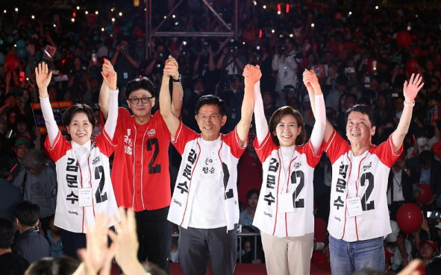 지난 2일 서울시청 앞 서울광장에서 열린 국민의힘 피날레 유세에서 김문수 대선 후보가운데와 지지를 호소하는 왼쪽 네번째부터나경원 안철수 의원 사진연합뉴스