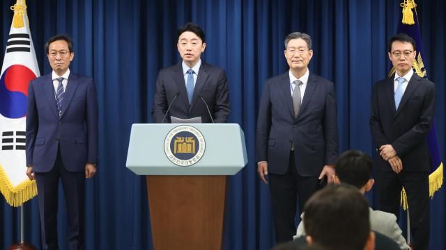 강훈식 대통령 비서실장이 8일 용산 대통령실에서 정무홍보민정 수석 인선을 발표하고 있다 왼쪽부터 우상호 정무수석 강 비서실장 오광수 민정수석 이규연 홍보소통수석 사진연합뉴스