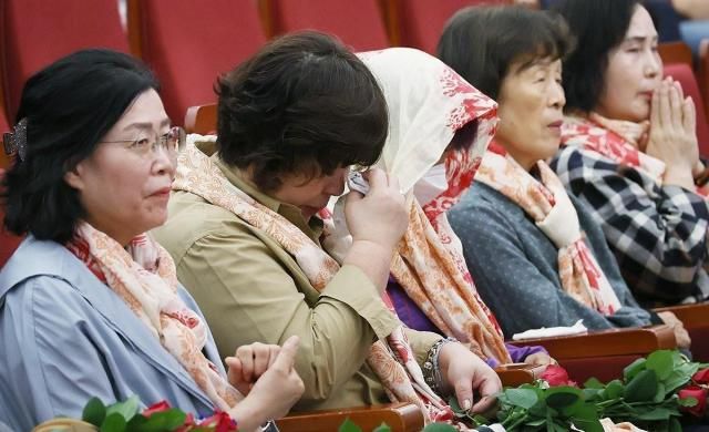 지난해 9월 30일 국회도서관에서 열린 5·18 성폭력 피해자 증언대회에 참석한 피해자들이 눈물을 흘리고 있다 사진연합뉴스