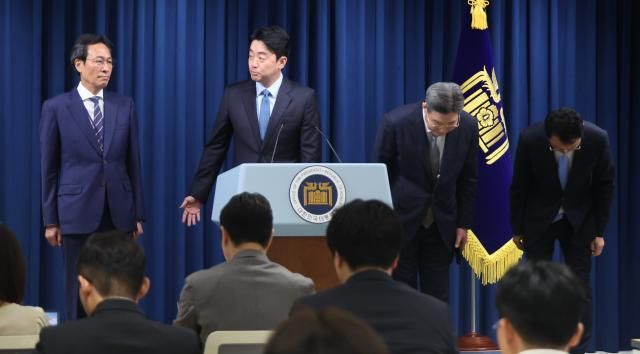 강훈식 대통령 비서실장이 8일 용산 대통령실에서 정무 홍보 민정 수석을 소개하고 있다 왼쪽부터 우상호 정무수석 강 비서실장 오광수 민정수석 이규연 홍보소통수석 사진연합뉴스