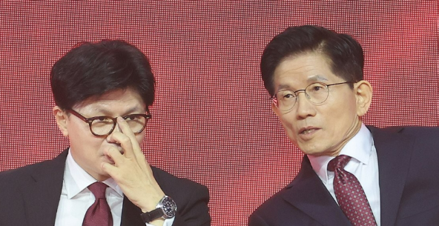 지난달 3일 경기 고양시 킨텍스에서 열린 국민의힘 최종 대선 후보 선출을 위한 전당대회에서 개표결과를 기다리는 한동훈왼쪽 김문수 당시 대선 경선 후보 사진연합뉴스