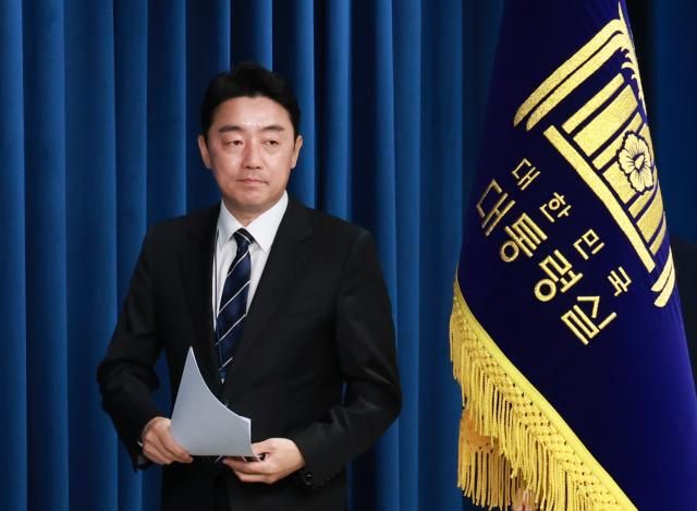 강훈식 대통령 비서실장이 6일 서울 용산 대통령실 청사에서 대통령실 1차 인선 및 조직개편안 발표를 위해 브리핑실에 입장하고 있다사진연합뉴스