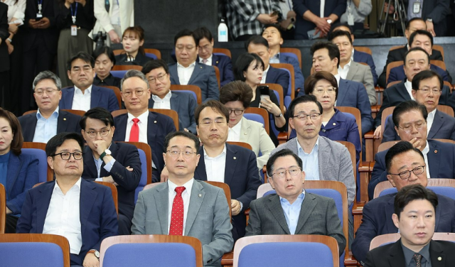 지난 5일 서울 여의도 국회에서 열린 국민의힘 의원총회에 참석한 의원들 사진연합뉴스