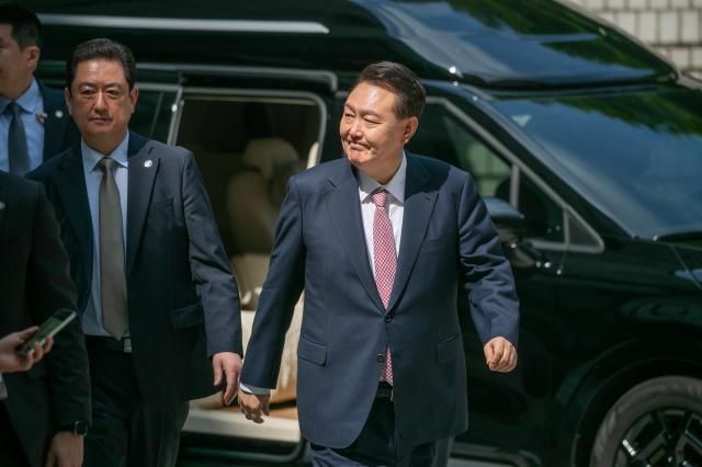 윤석열 전 대통령이 9일 서울 서초구 서울중앙지방법원에서 열린 내란 우두머리 혐의·직권남용 권리행사 방해 혐의 사건 6차 공판에 출석하고 있다사진연합뉴스