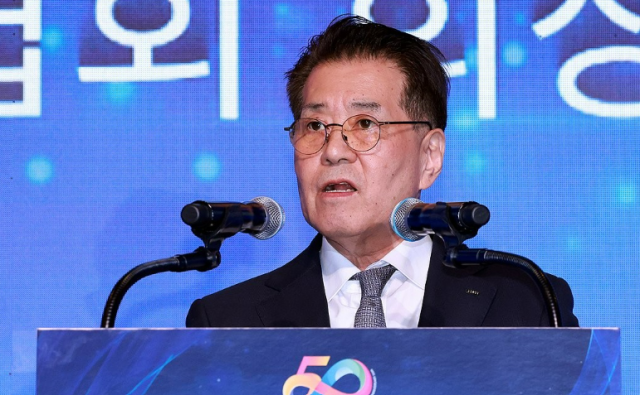 한국철강협회장인 장인화 포스코그룹 회장이 철의 날인 9일 서울 강남구 그랜드인터컨티넨탈 서울 파르나스 호텔에서 열린 제26회 철의 날 기념식에 참석해 기념사하고 있다 사진연합뉴스