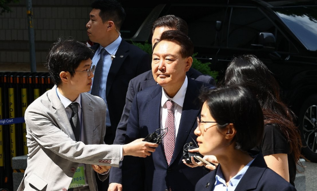 윤석열 전 대통령이 9일 오전 서울 서초구 서울중앙지방법원에서 열린 내란 우두머리 혐의·직권남용 권리행사 방해 혐의 사건 6차 공판에 출석했다 사진연합뉴스