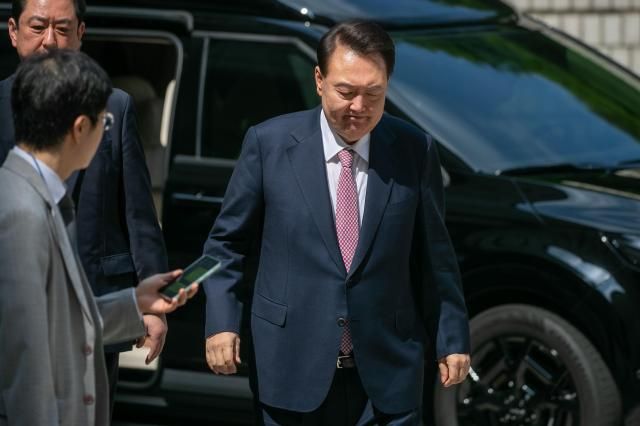 윤석열 전 대통령이 9일 서울 서초구 서울중앙지방법원에서 열린 내란 우두머리 혐의·직권남용 권리행사 방해 혐의 사건 6차 공판에 출석하고 있다 사진연합뉴스