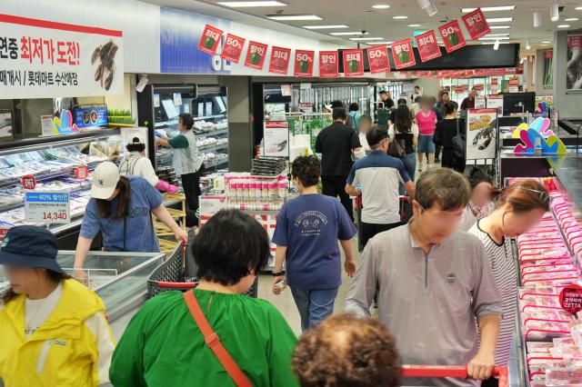 6월 5일 롯데레드페스티벌이 열리고 있는 서울 노원구 롯데마트 중계점에서 고객들이 쇼핑하고 있다사진롯데마트