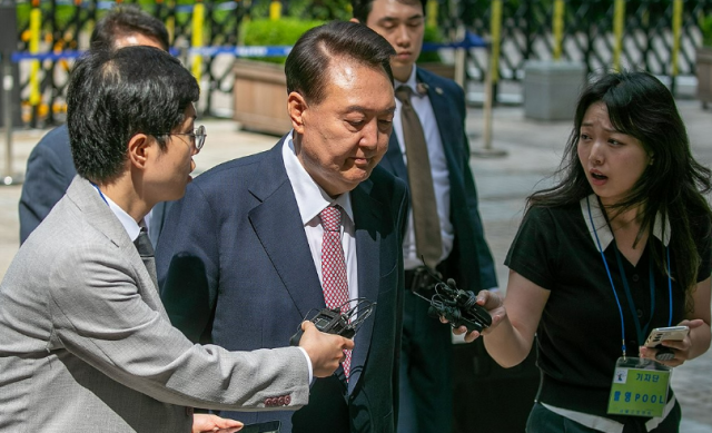 윤석열 전 대통령이 9일 오전 서울 서초구 서울중앙지방법원에서 열린 내란 우두머리 혐의·직권남용 권리행사 방해 혐의 사건 6차 공판에 출석했다 사진연합뉴스