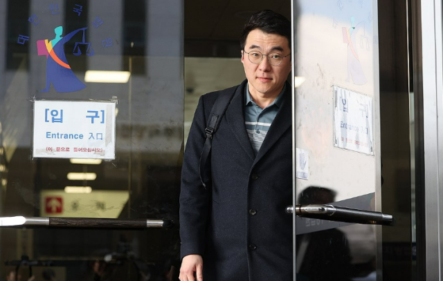  거액의 가상자산코인 보유 사실을 숨기려 국회에 허위 재산 신고를 한 혐의로 기소된 더불어민주당 김남국 전 의원이 10일 서울남부지법에서 열린 1심 선고에서 무죄를 받은 뒤 청사를 떠나고 있다 사진연합뉴스