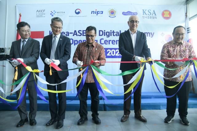 정보통신산업진흥원은 지난 5일 인도네시아 치카랑에 있는 통신디지털부 인력개발청 정보통신훈련센터에서 아세안과 협력해 인도네시아 한-아세안 디지털 아카데미 개소식을 개최했다 사진NIPA