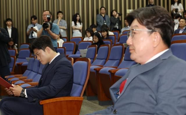 김용태 국민의힘 비상대책위원장과 원내대표직 사퇴를 선언한 권성동 원내대표가 9일 서울 여의도 국회에서 열린 의원총회에 참석해 있다 사진연합뉴스