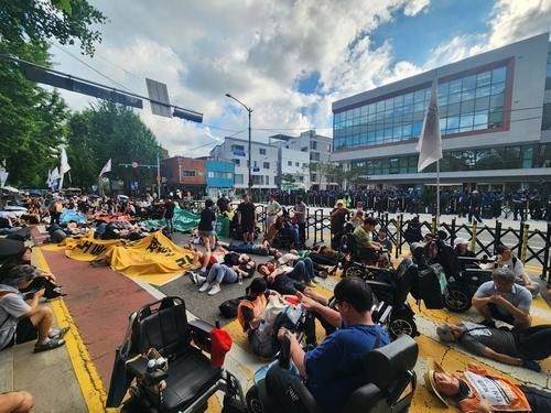 국정기획위원회 앞에서 다이인 시위 중인 전장연 결의대회 참가자들 사진연합뉴스