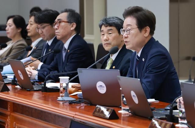 이재명 대통령이 1일 서울 용산 대통령실 청사에서 국무회의를 주재하고 있다 사진연합뉴스