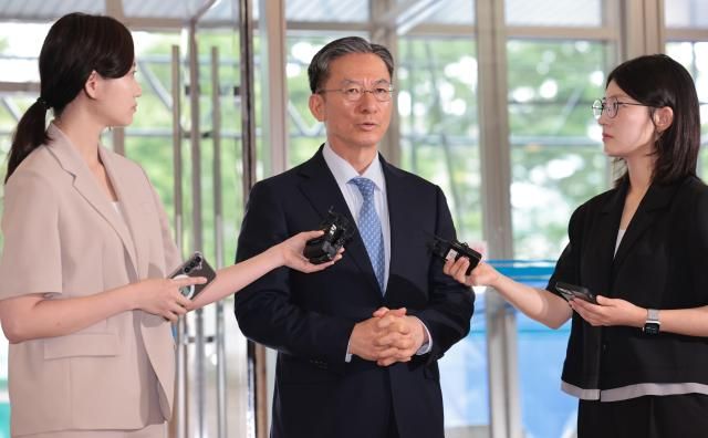 정성호 법무부 장관 후보자가 1일 서울 종로구 적선동에 마련된 인사청문회 준비 사무실로 출근하며 승강기를 기다리고 있다 202571 사진연합뉴스