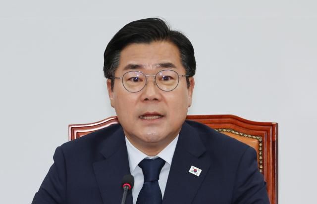 더불어민주당 박찬대 당 대표 직무대행 겸 원내대표가 지난 12일 서울 여의도 국회에서 열린 고별 기자회견에서 퇴임 소회를 밝히고 있다 사진연합뉴스