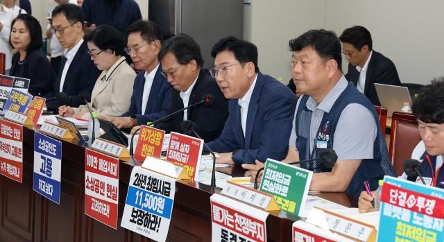 최저임금위원회 사용자위원인 류기정 한국경영자총협회 전무오른쪽 세 번째가 1일 정부세종청사에서 열린 최저임금위원회 제8차 전원회의에서 발언하고 있다 사진연합뉴스