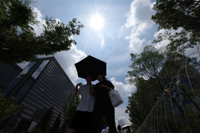 초여름 날씨를 보이는 지난 8일 서울 광화문광장에서 시민들이 양산을 쓴 채 걸어가고 있다 사진연합뉴스