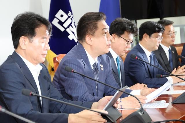 김병기 더불어민주당 당대표 직무대행 겸 원내대표가 1일 서울 여의도 국회에서 열린 원내대책회의에서 발언하고 있다 사진연합뉴스