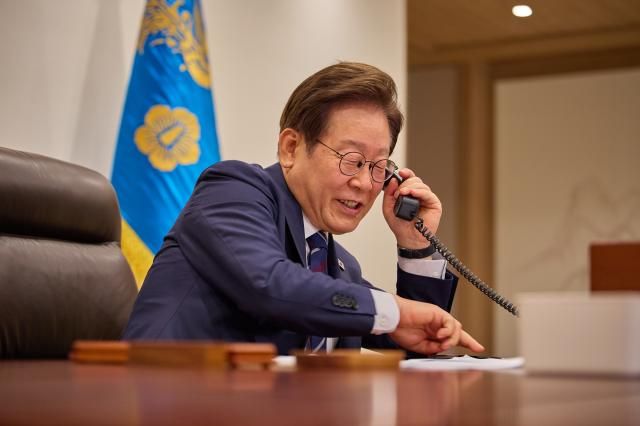 이재명 대통령이 1일 서울 용산 대통령실 청사 집무실에서 크리스토퍼 럭슨 뉴질랜드 총리와 전화 통화를 하고 있다 사진대통령실