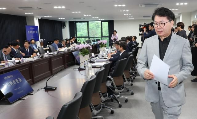 이한주 국정기획위원장이 20일 오전 서울 종로구 정부서울청사 창성동 별관에서 열린 검찰청 업무보고에 참석하고 있다사진연합뉴스