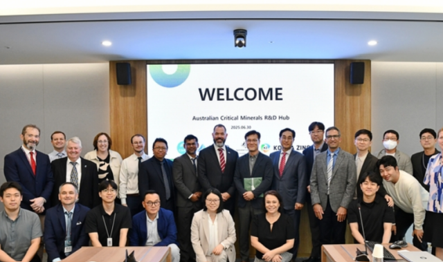 고려아연과 호주 핵심광물 RD 대표단이 협력 논의를 위한 미팅을 마친 뒤 기념촬영 하는 모습 사진고려아연 