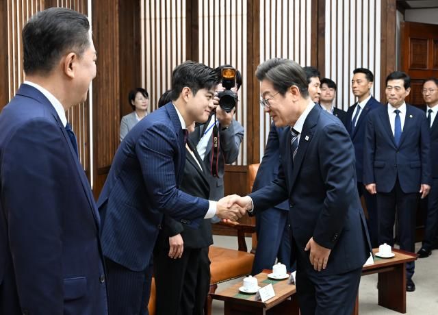 이재명 대통령이 지난달 26일 국회의장 접견실에서 추가경정예산 시정연설에 앞서 김용태 국민의힘 비상대책위원장과 인사하고 있다 사진연합뉴스