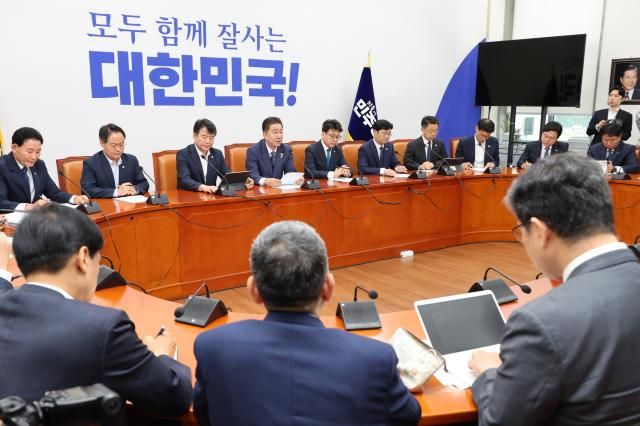 김병기 더불어민주당 당대표 직무대행 겸 원내대표가 1일 서울 여의도 국회에서 열린 원내대책회의에서 발언하고 있다 사진연합뉴스