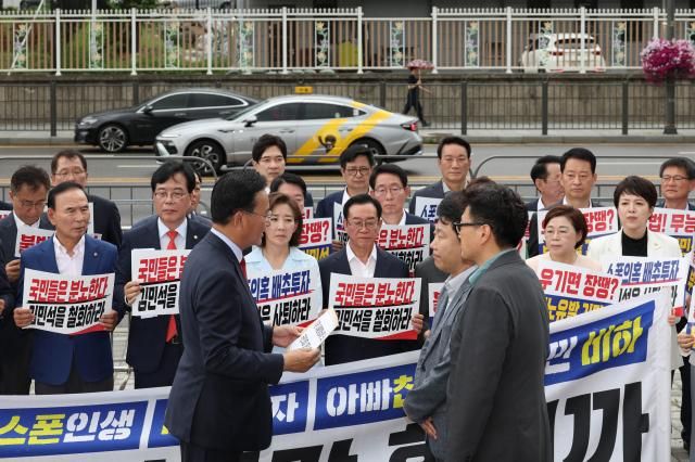 유상범 국민의힘 의원이 1일 서울 용산 대통령실 앞에서 현장 의원총회를 마친 뒤 이광수 대통령실 정무수석실 선임행정관과 오경환 행정관에게 김민석 국무총리 후보자 지명 철회를 요구하는 서한을 전달하고 있다 사진연합뉴스