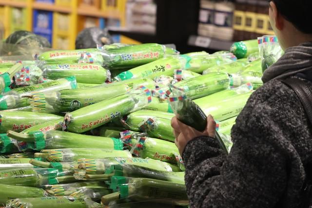 이마트 4월 가격파격 선언 행사 서울연합뉴스 강민지 기자 이마트가 다음 달 30일까지 4월 가격파격 선언 행사를 한다 대표 품목은 삼겹살·목심 애호박 재래 김 요플레 용가리 치킨 등이다 사진은 28일 서울의 한 이마트 2025328 mjkangynacokr2025-03-28 115855 저작권자 ⓒ ㈜연합뉴스 무단 전재 재배포 금지 AI 학습 및 활용 금지저작권자 ⓒ ㈜연합뉴스 무단 전재 재배포 금지 AI 학습 및 활용 금지