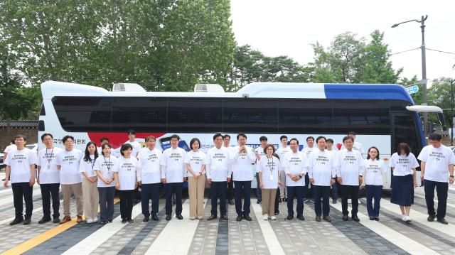 이한주 국정기획위원회 위원장이 1일 서울 종로구 국정기획위 앞에서 열린 버스로 찾아가는 모두의 광장 출정식에서 격려사를 하고 있다 사진연합뉴스