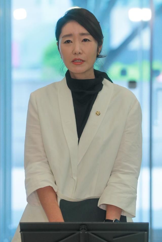 여성가족부 장관 후보자로 지명된 강선우 더불어민주당 간사가 지난달 26일 오전 서울 종로구 이마빌딩에 마련된 인사청문회 준비사무실을 들어가기 전 소감을 밝히고 있다 남궁진웅 기자 timeidajunewscom