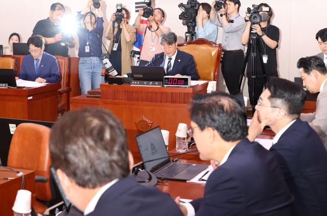 1일 국회에서 열린 법제사법위원회 전체회의에서 더불어민주당 소속 이춘석 위원장이 의사봉을 두드리고 있다 