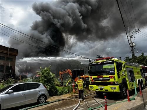 부천시 한 포장기 공장에서 난 화재로 검은 연기가 일고 있다 사진부천소방서