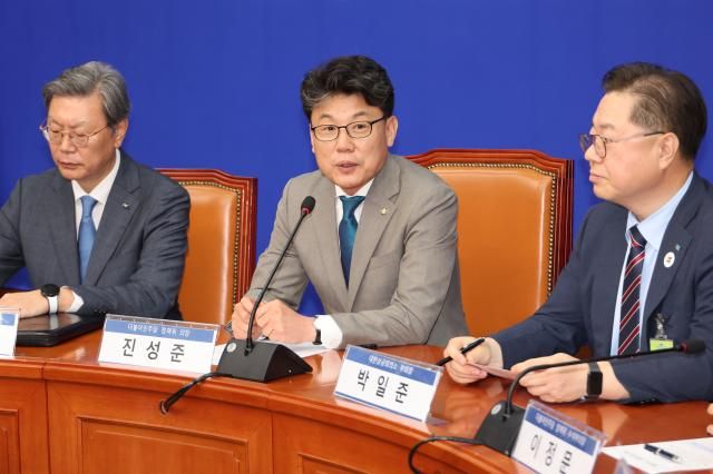 더불어민주당 진성준 정책위의장이 지난 30일 서울 여의도 국회에서 상법 개정안 추진과 관련해 경제계 의견을 수렴하기 위해 경제6단체 부회장단과 간담회를 하고 있다 사진연합뉴스