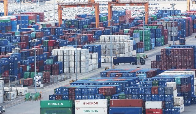  30일 경기도 평택항에 컨테이너가 쌓여 있는 모습사진연합뉴스