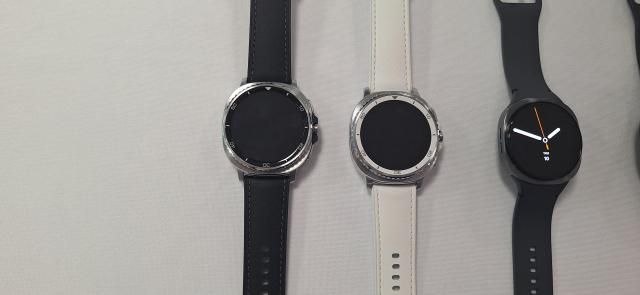 올해 첫 출시한 갤럭시 워치8 클래식왼쪽 두 제품 기본 버전 사진조성준 기자