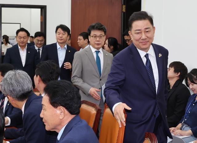 김병기 더불어민주당 당 대표 직무대행 겸 원내대표오른쪽가 10일 국회에서 열린 정책조정회의에 참석하고 있다 사진연합뉴스