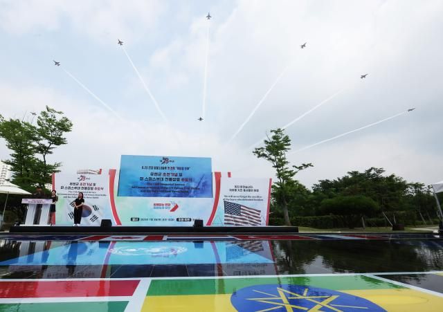 지난 3일 경기도 오산시 죽미령 평화공원에서 열린 제75주년 유엔군 초전기념 및 미 스미스부대 전몰장병 추도식에서 공군 특수비행팀 블랙이글스가 추모비행을 하고 있다 202573 사진연합뉴스 